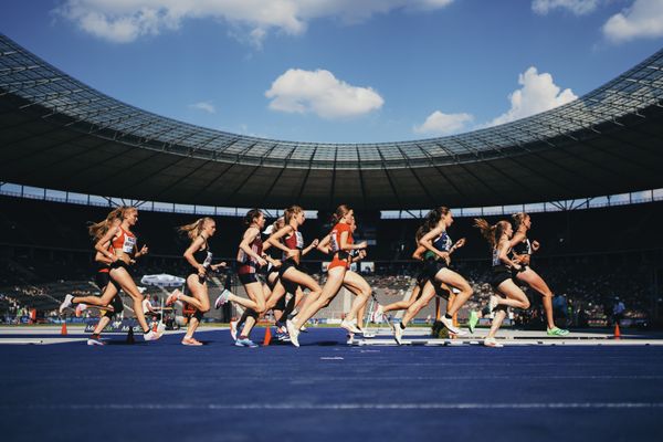 1500m Finale mit: Hanna Klein (LAV Stadtwerke Tuebingen), Katharina Trost (LG Stadtwerke Muenchen), Vera Coutellier (ASV Koeln), Caterina Granz (LG Nord Berlin), Nele Wessel (Eintracht Frankfurt e.V.), Fabiane Meyer (TV Westfalia Epe), Rahel Broemmel (LG Olympia Dortmund), Leandra Lorenz (RSV Eintracht Berlin), Esther Jacobitz (ASV Koeln), Marie Proepsting (VfL Eintracht Hannover), Marie Burchard (SC DHfK Leipzig e.V.), Svenja Sommer (Eintracht Frankfurt e.V.)  waehrend der deutschen Leichtathletik-Meisterschaften im Olympiastadion am 26.06.2022 in Berlin